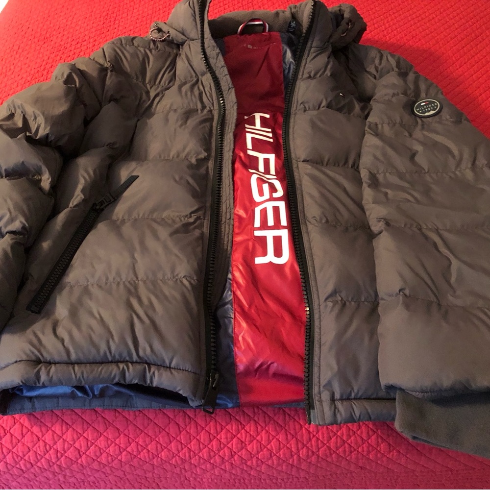 Selling a men’s lg New Tommy Hilfiger grey jacket